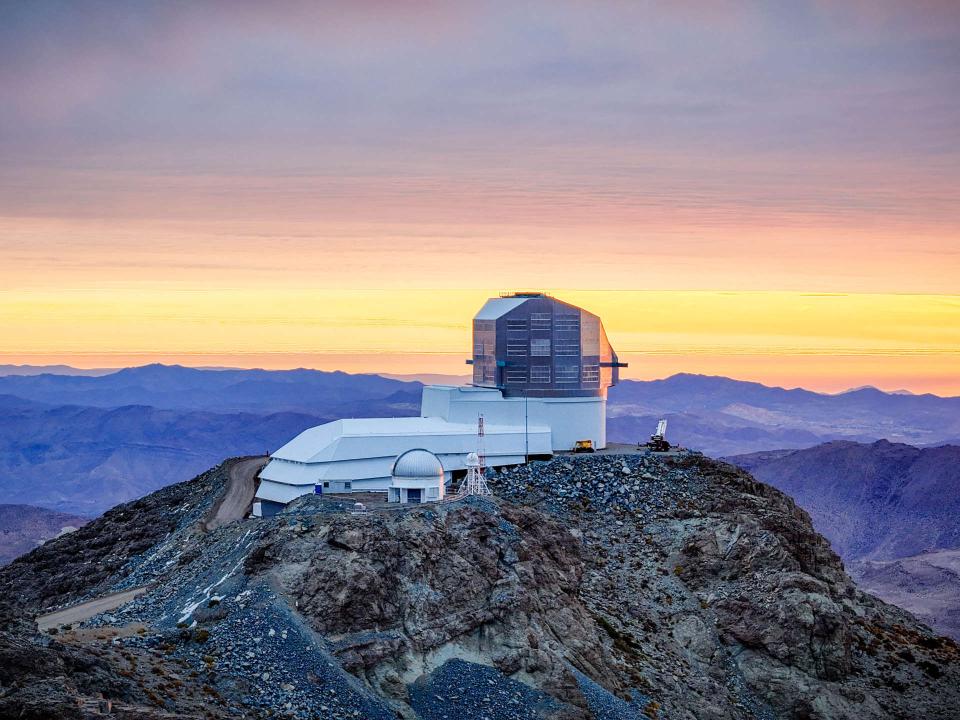 Das nach der Wissenschaftlerin Vera C. Rubin benannte Observatorium thront auf dem Gipfel des Cerro Pachón in knapp 2.700 Metern Höhe – von dort aus ist die Sicht in den Himmel besonders gut. Foto: Olivier Bonin/SLAC National Accelerator Laboratory____