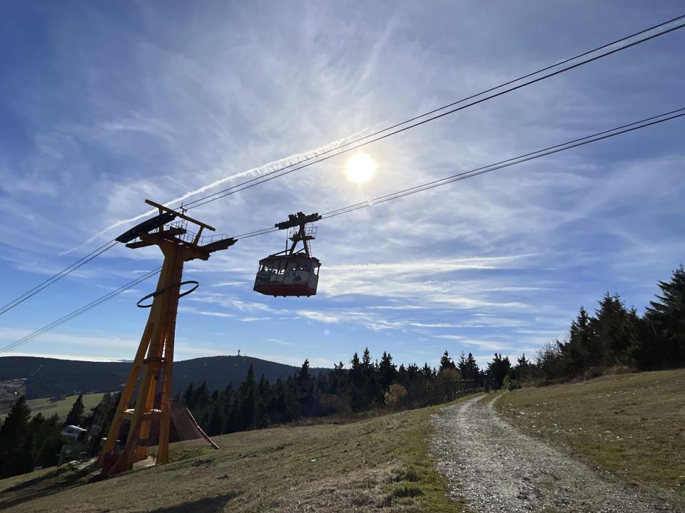 Die Fichtelberg-Schwebebahn in Oberwiesenthal feiert 2024 ihren hundertsten Geburtstag.____