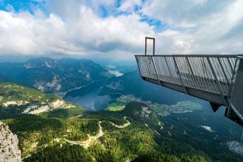 Nervenkitzel: Die Aussichtsplattform "5fingers" am Krippenstein in Österreich schwebt 400 Meter über dem Abgrund. Foto: Adobe Stock