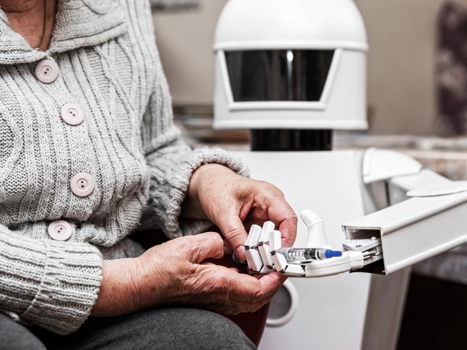 Der 6G-Standard dürfte die Nutzung von Robotern in der Pflege vorantreiben. Foto: Getty Images____