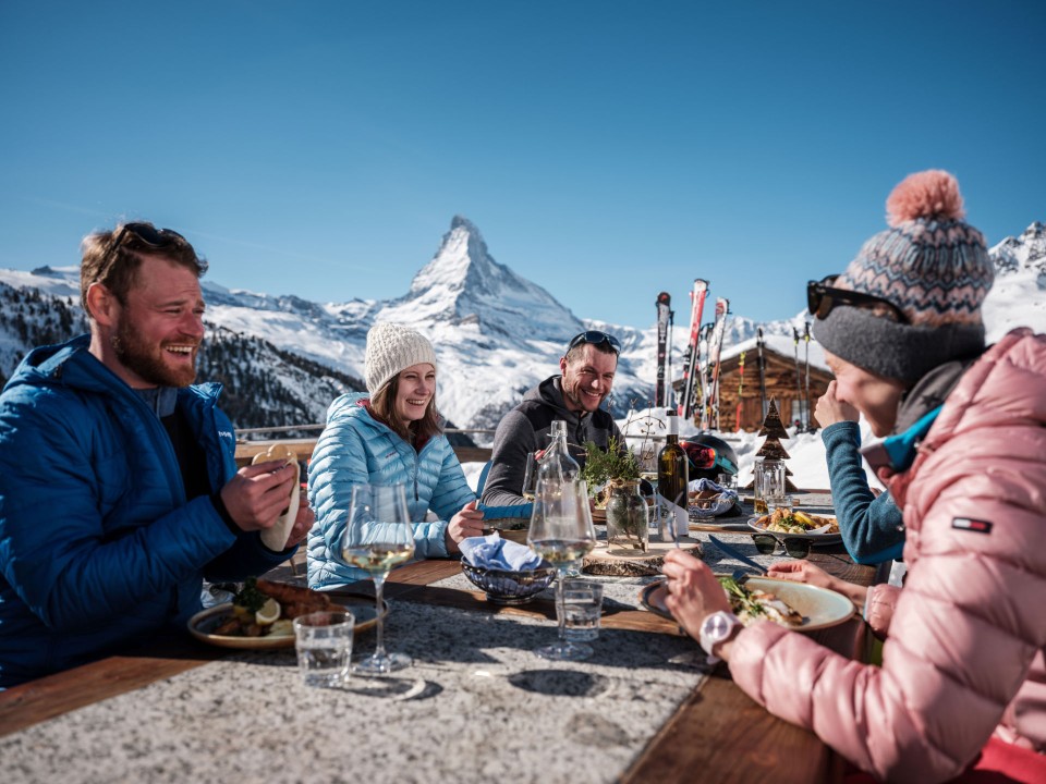 Gourmet auf der Piste mit Blick auf das Matterhorn. Foto: © Pascal Gertschem____